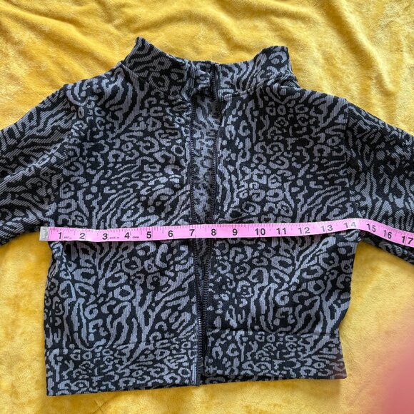 Unbranded Animal Print Elastic Workout Zip Up Cropped Top Womens Size L - Picture 7 of 10